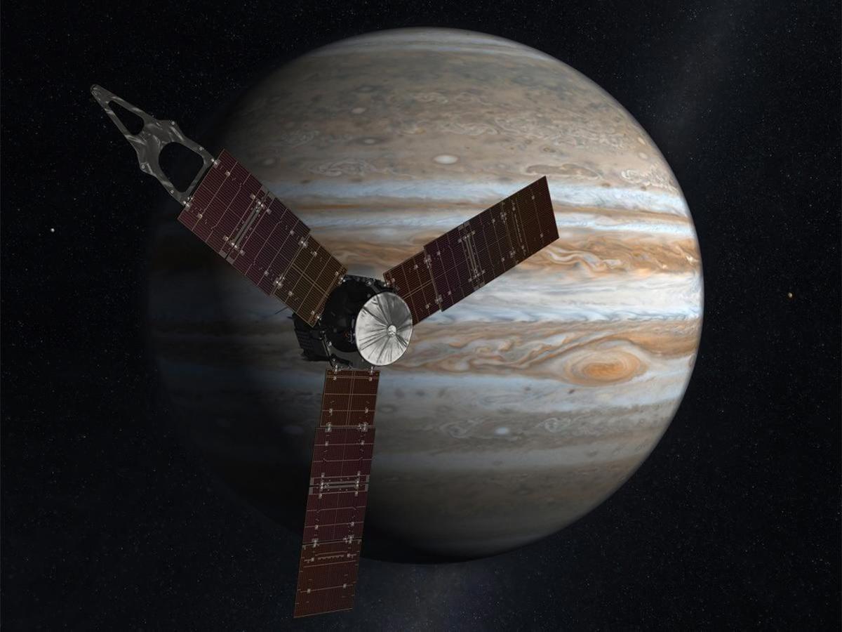 Representación artística de la nave espacial 'Juno' de la NASA, haciendo uno de sus viajes cerca a Júpiter.