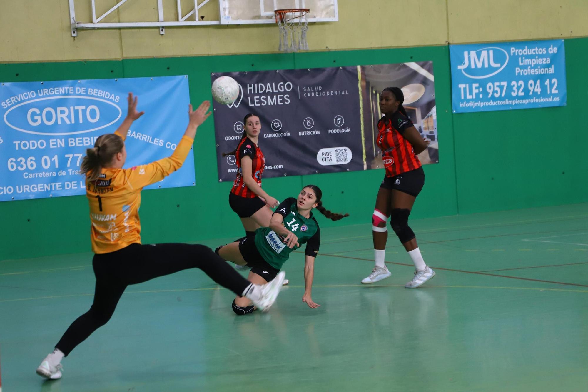 Adesal - Deza Cajasur : el derbi del balonmano femenino cordobés en imágenes
