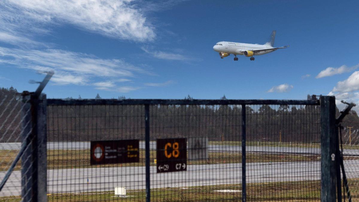 Un avión de Vueling se prepara para tomar tierra en la pista de Lavacolla