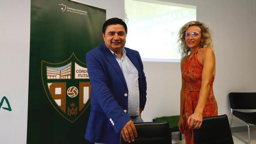 José García Román y Leticia Vázquez, durante la presentación de la campaña de abonados del Córdoba Futsal.