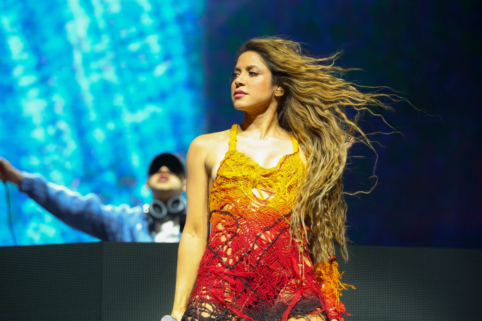 Shakira cantando en el festival Coachella con Bizarrap en el fondo