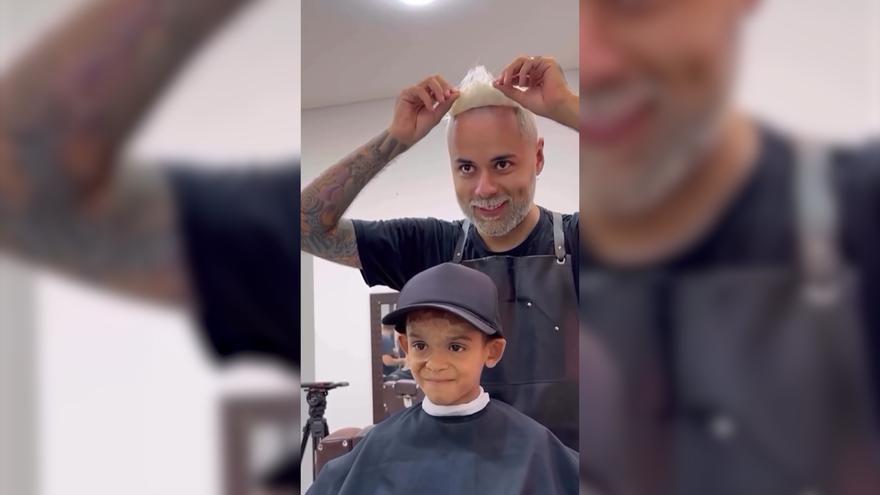 La reacción de un niño al verse otra vez con pelo gracias a este peluquero