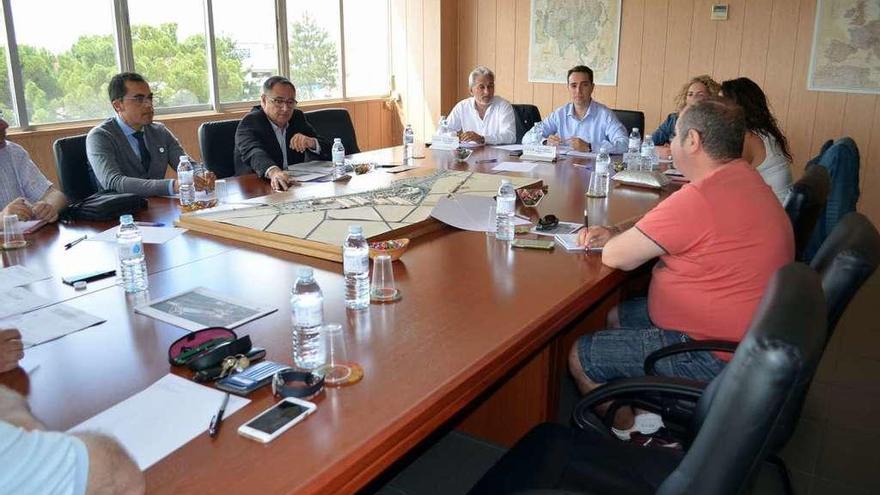 El presidente y consejeros del CTLB, junto a representantes de la Mesa de Diálogo Social.