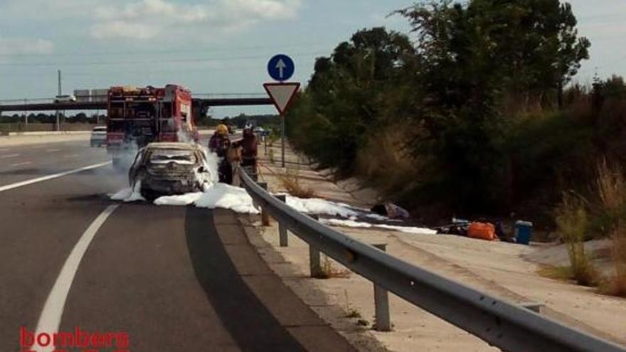 Un cotxe s&#039;incendia al voral de l&#039;AP-7 a Vilablareix