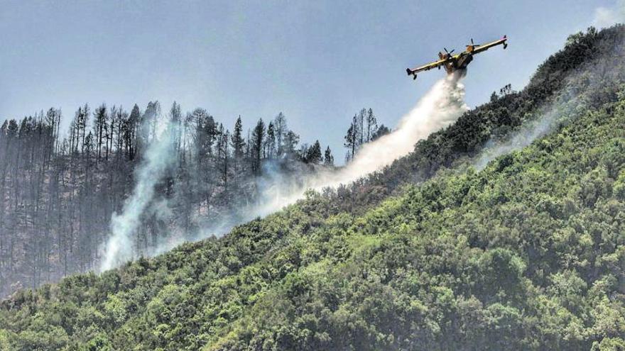 Los ‘corsarios’ del aire atajan el fuego en la ladera de Tigaiga