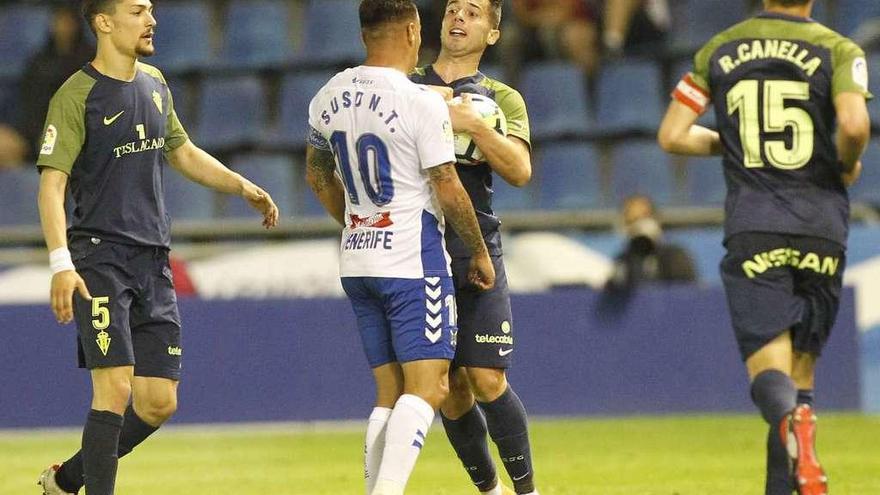 Jony se enzarza en una discusión con Suso, en presencia de Barba y Canella.