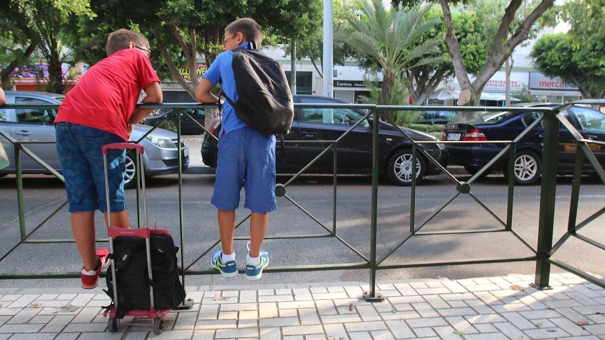 Dos niños con sus mochilas en Málaga.