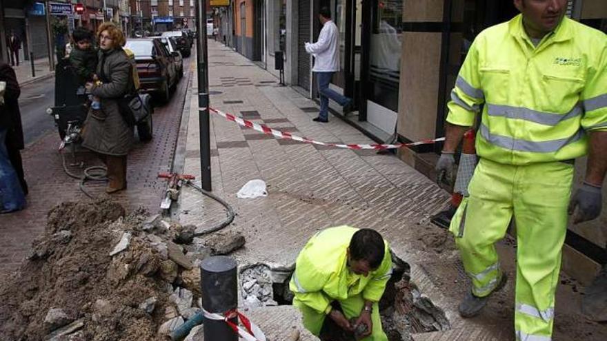 Trabajadores de Aguas de Langreo reparando una avería en una imagen de archivo.