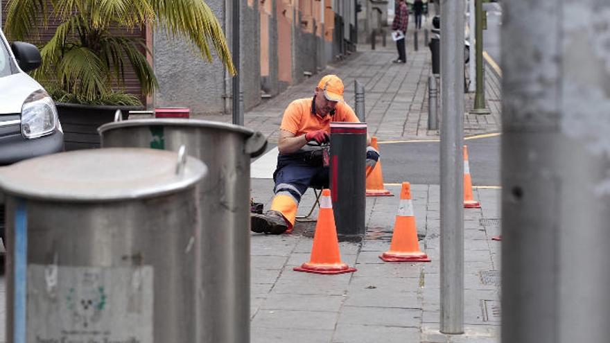 Un trabajador de servicio esencial durante el estado de alarma.