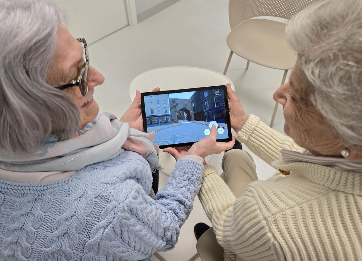 Usuarias de la Asociación de Familiares de Enfermos de Alzheimer y otras demencias de Galicia AFAGA probando en una tablet la aplicación "The Mind Guardian".