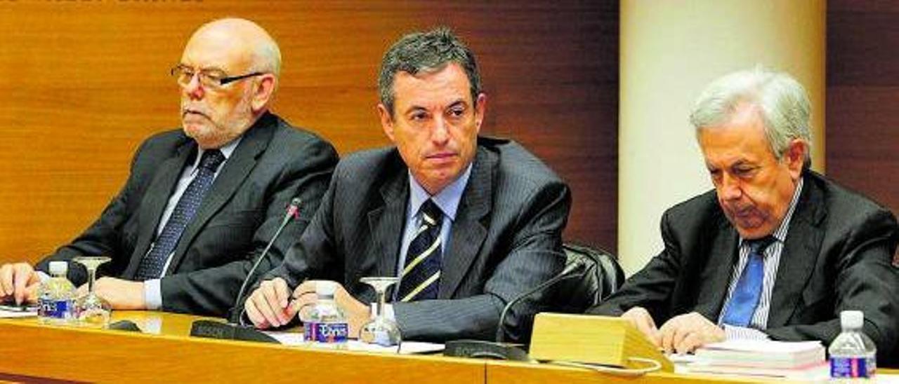 Francisco Grau (centro) comparece en las Cortes en la comisión de investigación de la CAM.