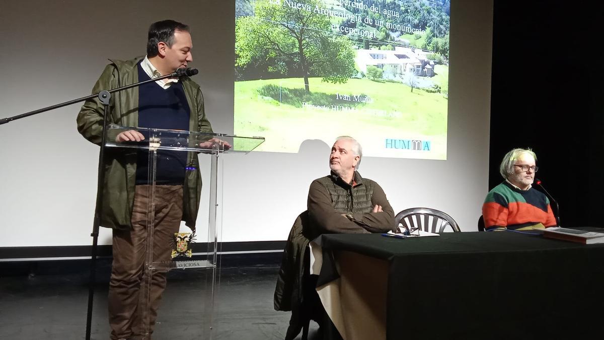El alcalde de Villaviciosa, Alejandro Vega, durante su intervención en el acto, en presencia de Gonzalo González e Iván Muñiz.