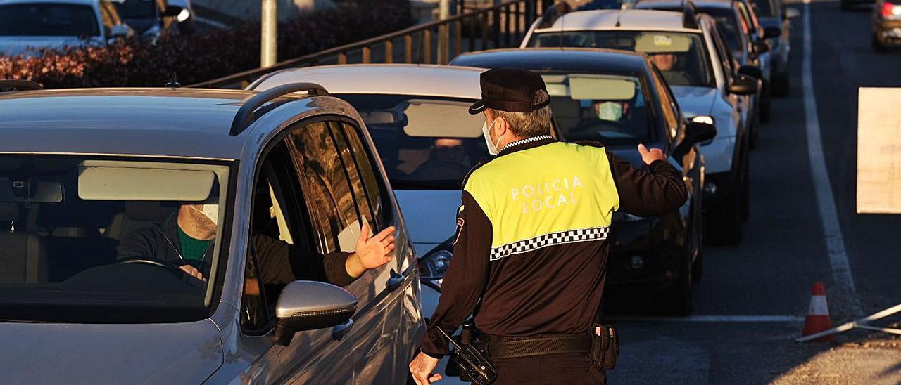 Control policial para garantizar que se cumple el cierre perimetral.