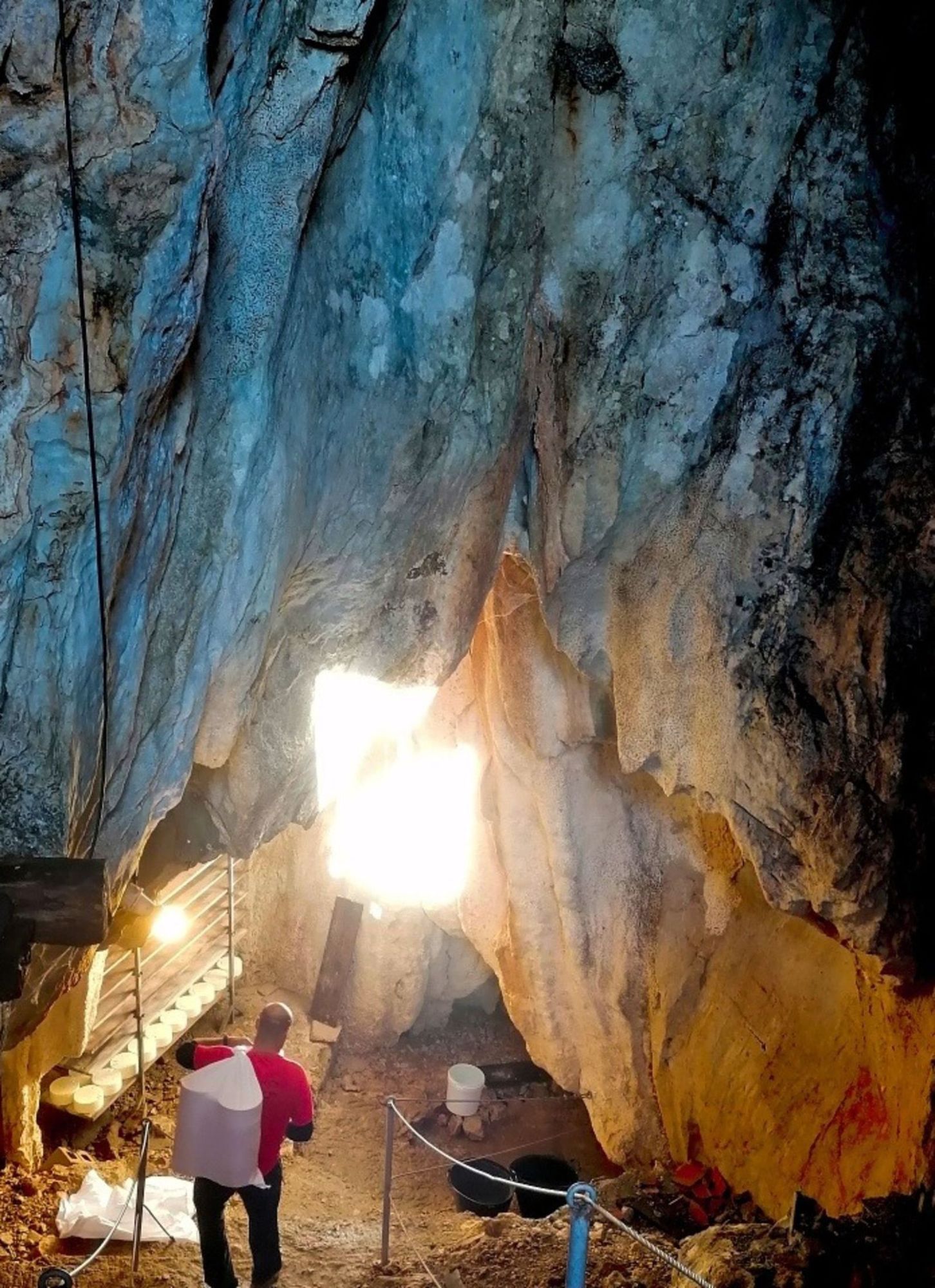 Javier Díaz, en la cueva de la Boca El Teyedu, en Sotres, una de las cuatro que usa la quesería.