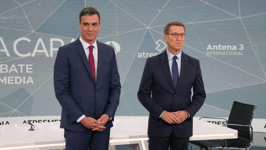El president del govern espanyol, Pedro Sánchez, i el líder del PP, Alberto Núñez Feijóo, al plató del cara a cara a Atresmedia