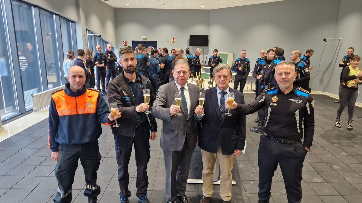 Por la izquierda, José Carlos Posada, Alejandro Díez, Alfredo Canteli, José Ramón Prado y Javier Lozano, brindando.