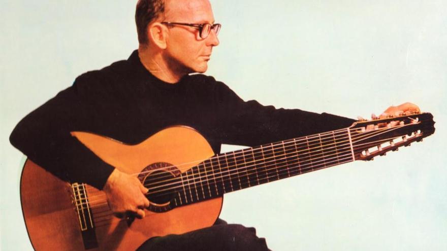 Narciso Yepes con la guitarra de diez cuerdas.