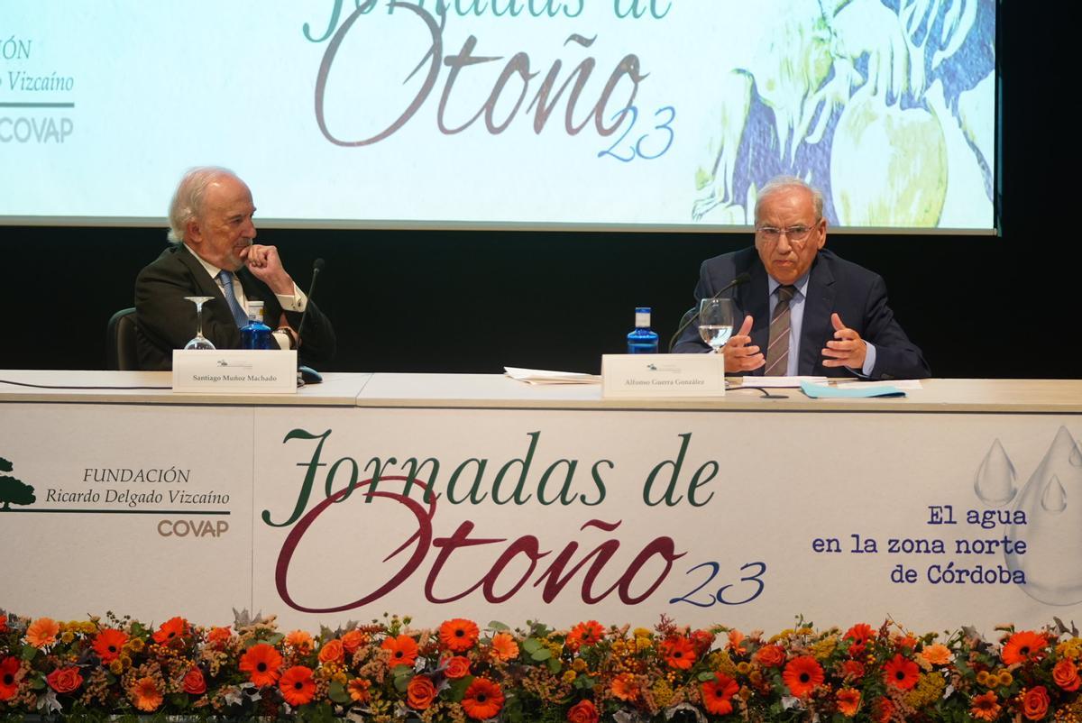 Muñoz Machado y Alfonso Guerra, durante una de las ponencias de las Jornadas de Otoño.