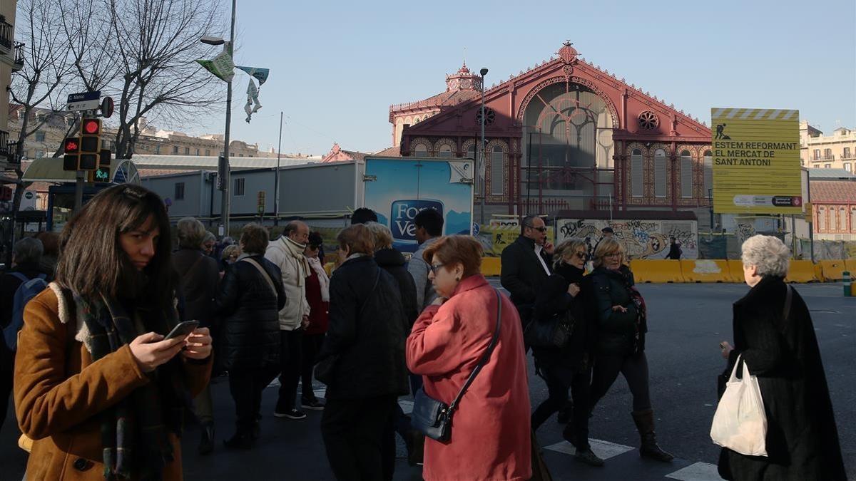 Ambiente en el barrio de Sant Antoni con el mercado al fondo.