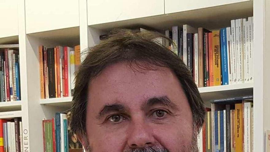 Aurelio González Ovies, con su poemario &quot;Vengo del Norte&quot;.