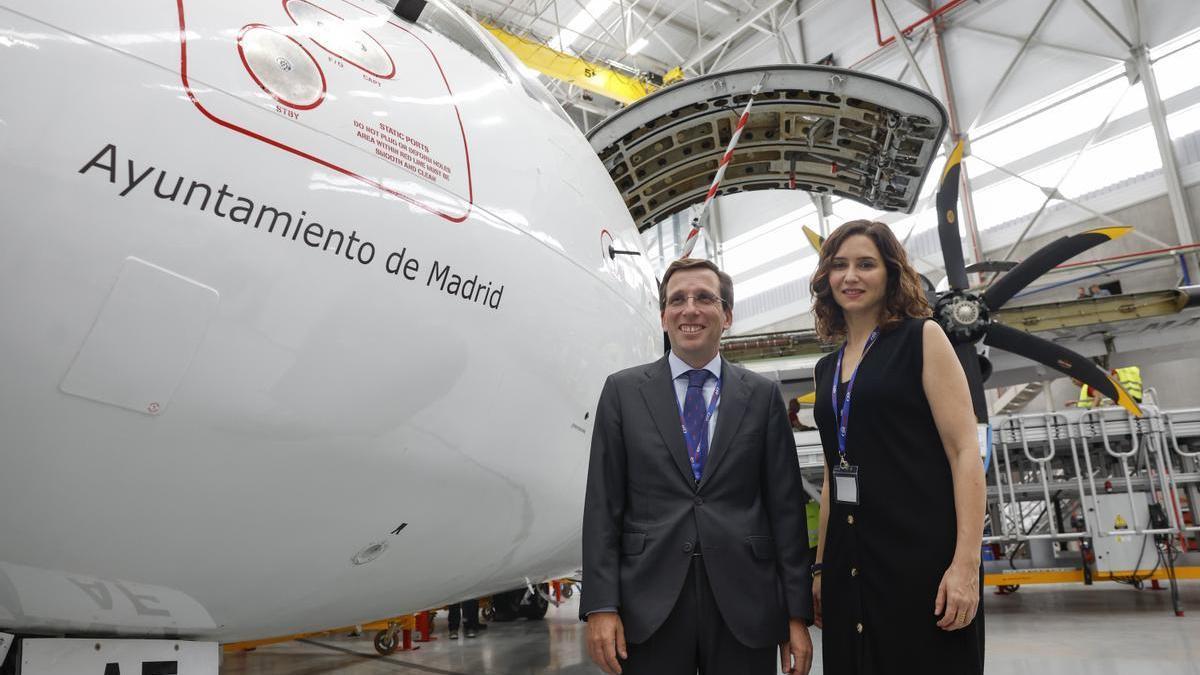 Isabel Díaz Ayuso y José Luis Martínez en la inauguración del hangar de Swiftair en Madrid.