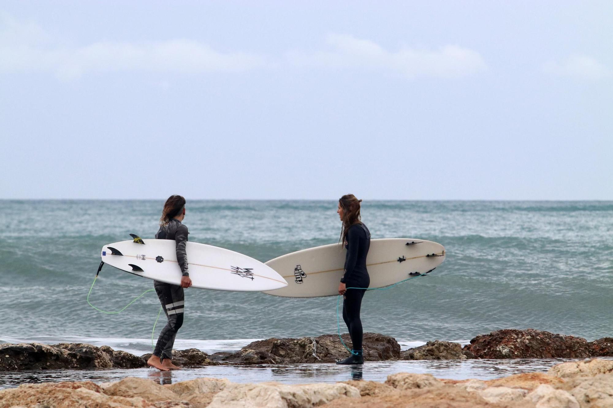 Temporal en la playa El Dedo con surfistas