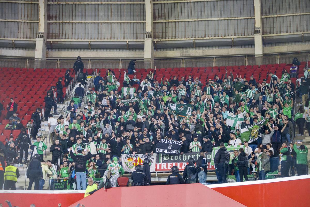 Aficionados del Betis, recoloados en la Tribuna Oeste de Son Moix.