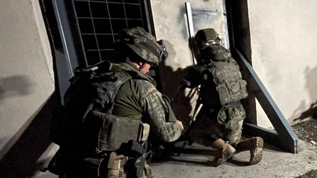 Militars espanyols assajant una operació en un camp d’entrenament de l’OTAN a Eslovàquia. | J. J. F. Militars espanyols assajant una operació en un camp d’entrenament de l’OTAN a Eslovàquia. | J. J. F.