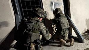 Militars espanyols assajant una operació en un camp d’entrenament de l’OTAN a Eslovàquia. | J. J. F.