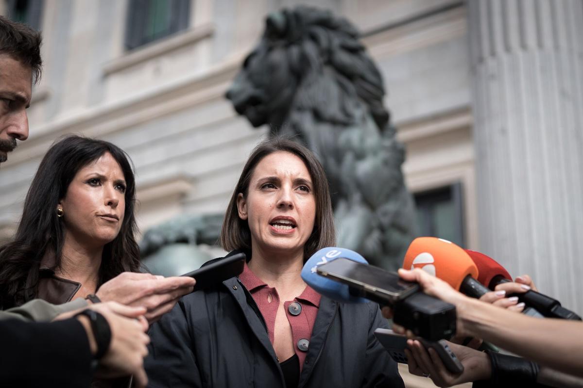 La secretaria política de Podemos, Irene Montero, y la diputada Martina Velarde, a las puertas del Congreso.