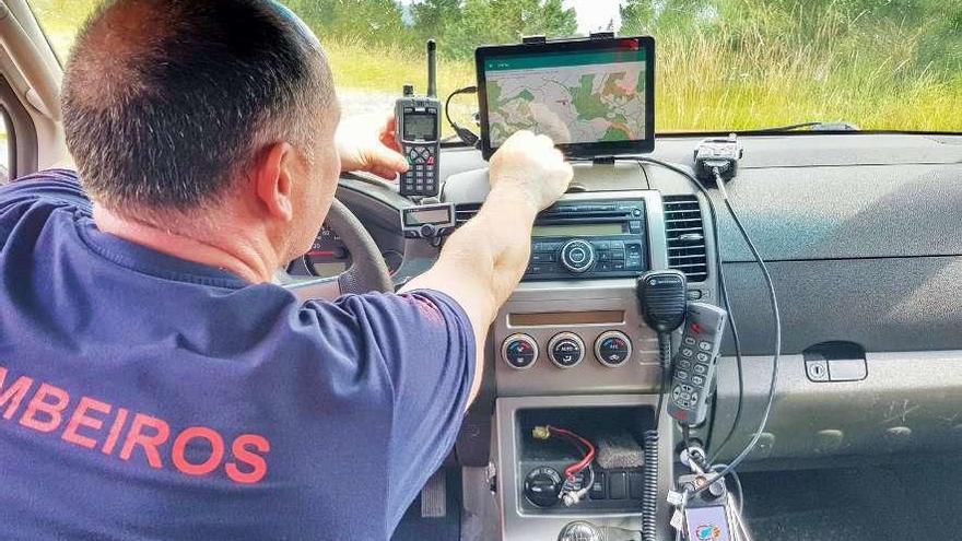 Arriba: pruebas de campo, ayer, en el parque intercomarcal de Silleda. Izquierda: Reunión previa en la sede santiaguesa de Retegal. // Bombeiros do Deza