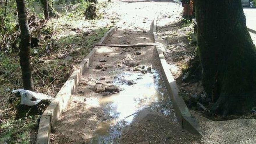 Tramo de la senda construida dañado por la crecida del río. // D.P.