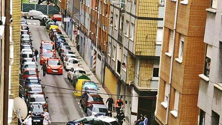 La intervención de la Policía, ayer, en la calle María Josefa.