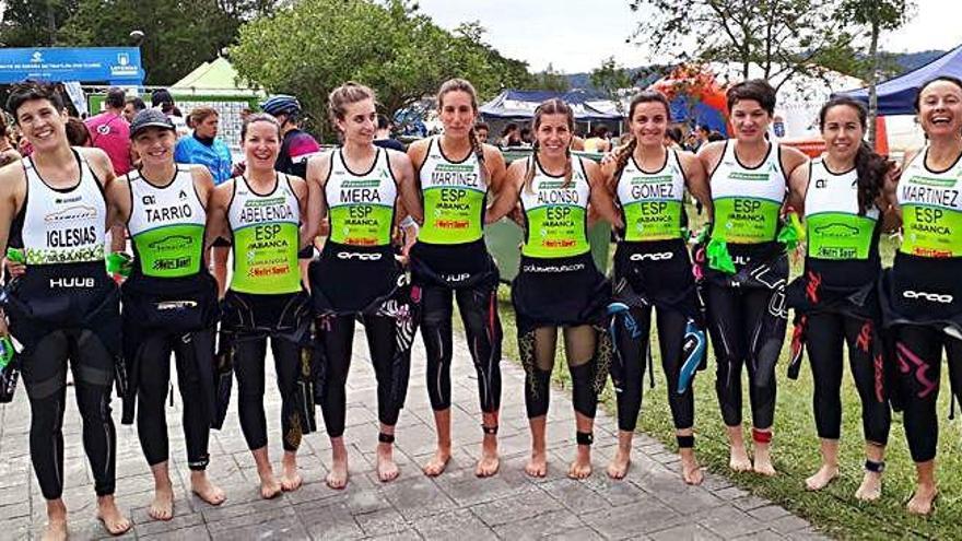 Equipo femenino del Triatlón Arteixo.