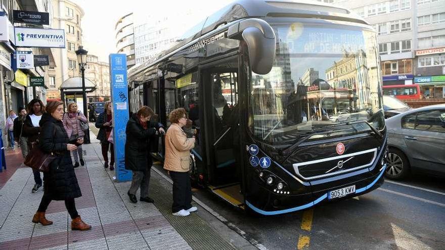 Los usuarios de la línea 6 conocen las ventajas del bus híbrido.