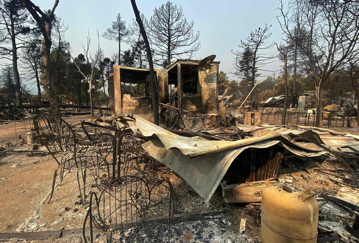 Los restos carbonizados de caravanas y tiendas de campaña se ven después de un incendio forestal en el camping Pantano de Burguillo en El Barraco, a 100 kilómetros al oeste de Madrid, el 27 de julio de 2026.