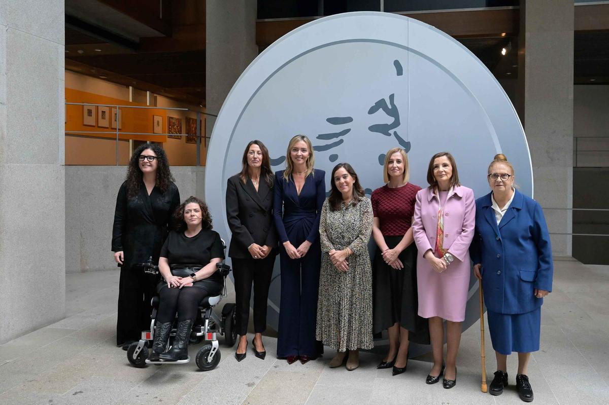 La conselleira de Política Social e Igualdade, Fabiola García, junto con las representantes de las instituciones galardonadas