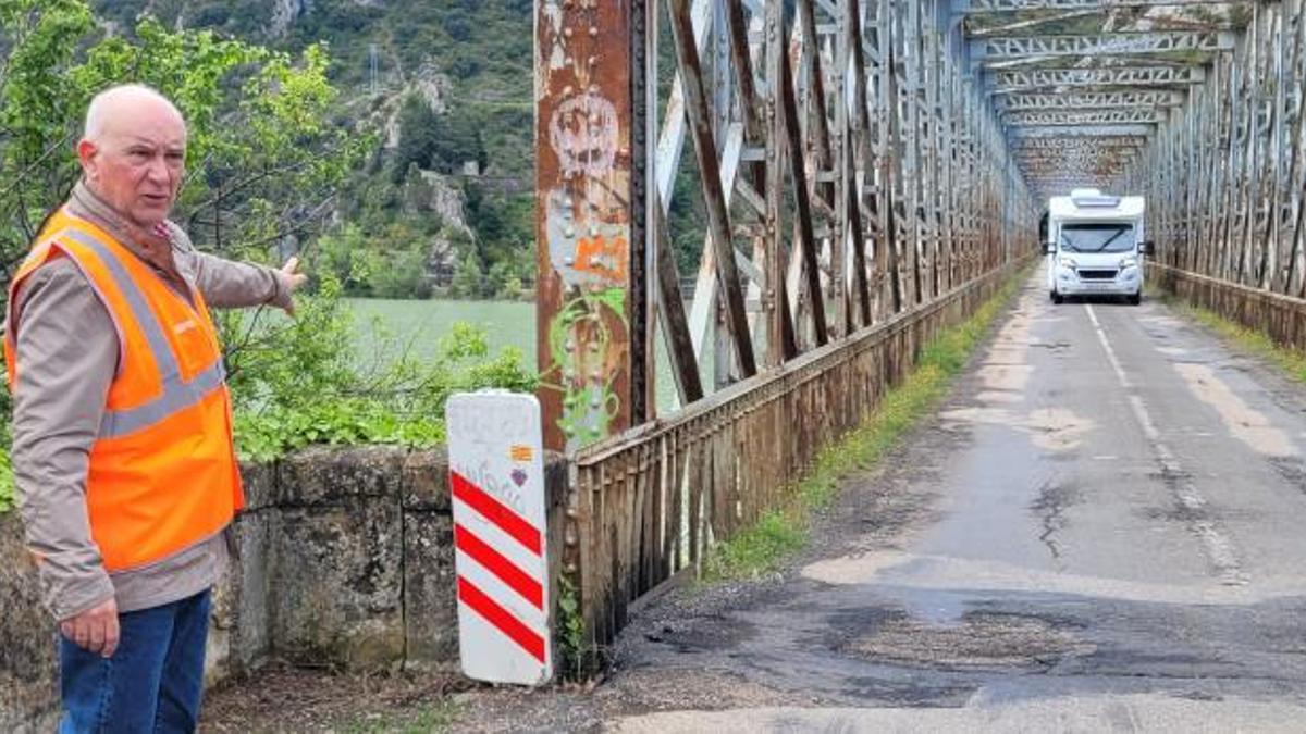 El director general de Transportes, Miguel Ángel Arminio, en el puente del embalse La Peña.