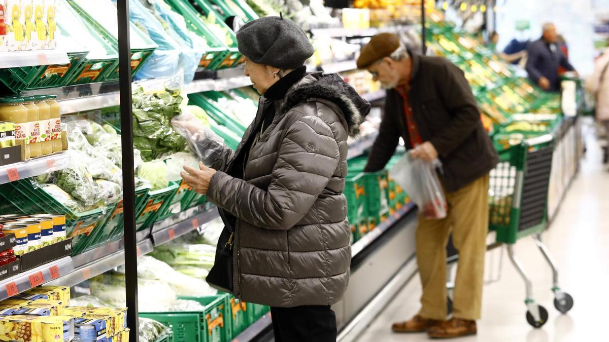 Una mujer compara precios de verdura en un lineal de un supermercado de la capital aragonesa.