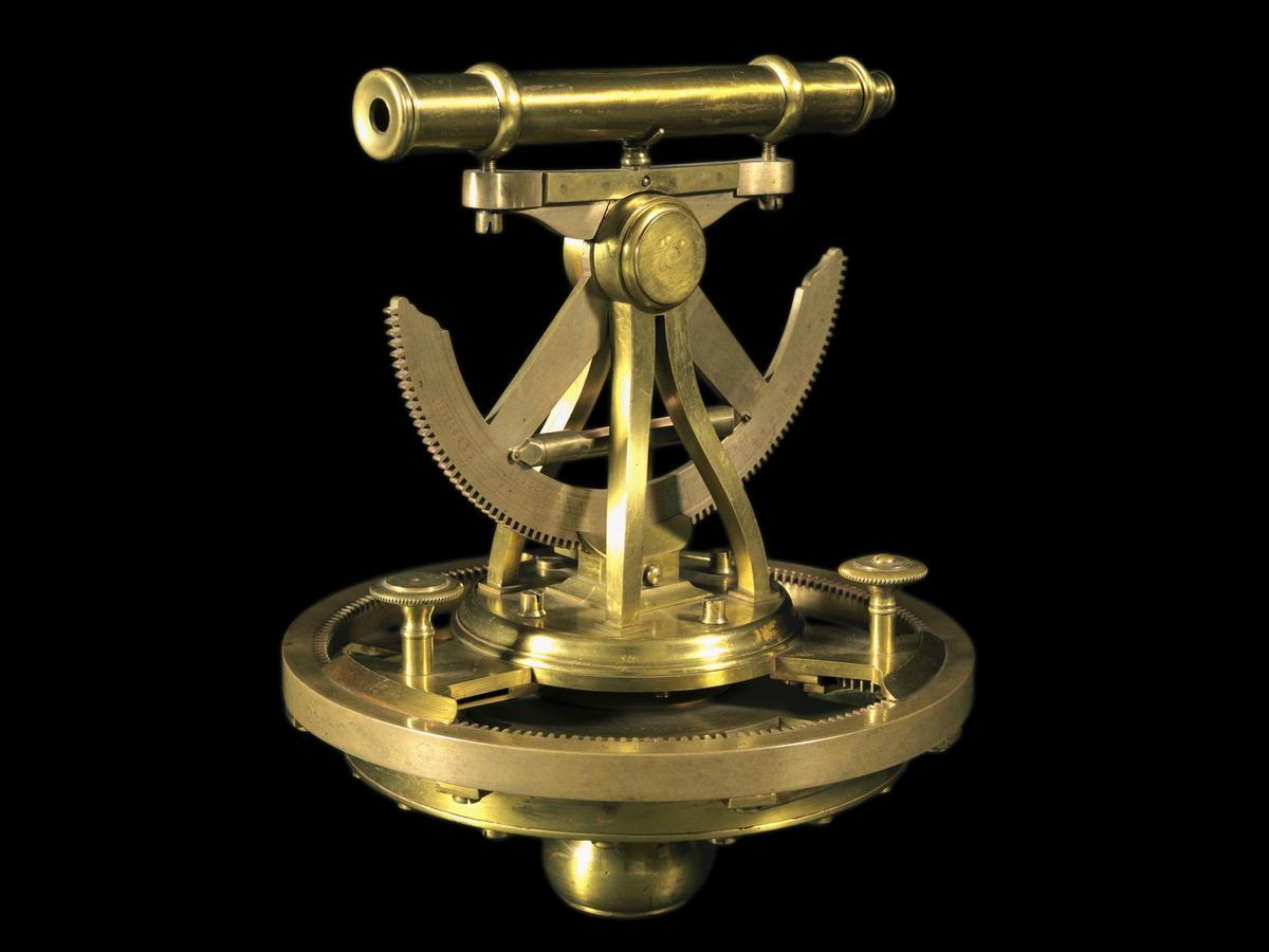 Teodolito, uno de los instrumentos usados por Humboldt y pertenecientes a la muestra del Muncyt