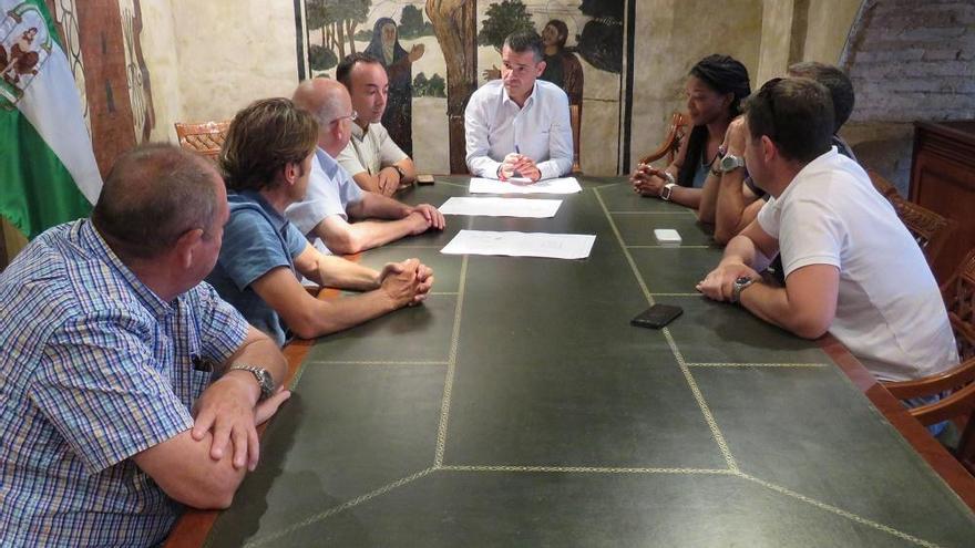 El alcalde, José Bernal (c), se reunió con empresarios y propietarios del Puerto Deportivo.