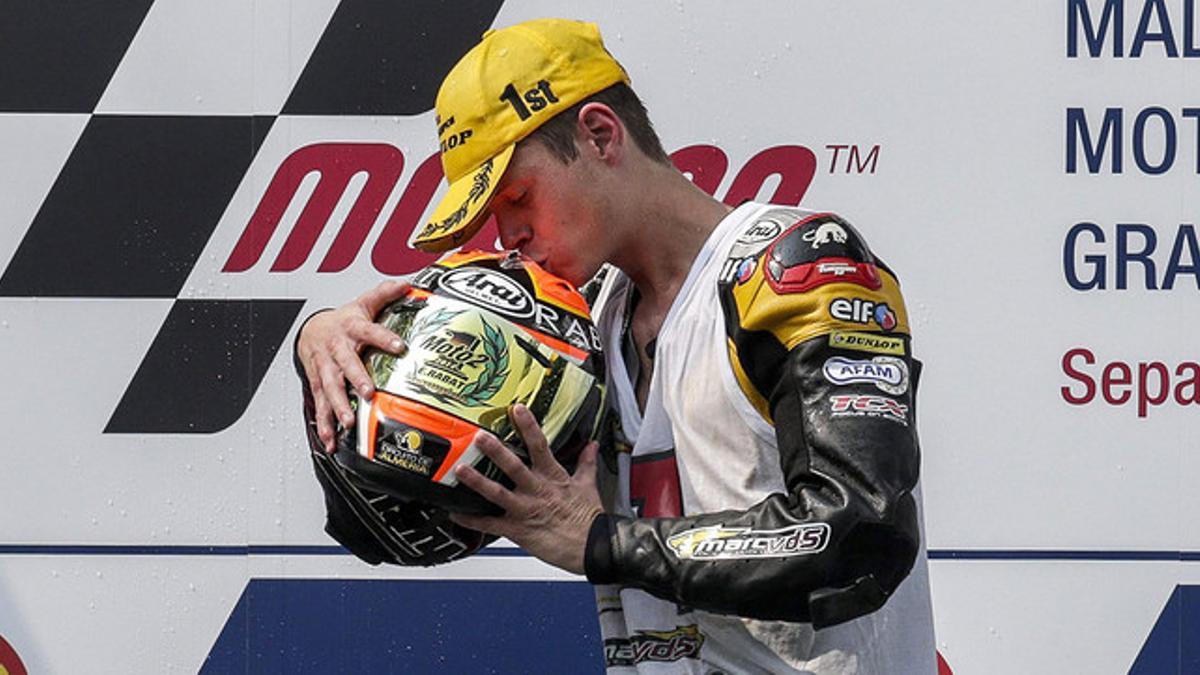 Esteve 'Tito' Rabat besa el casco conmemorativo de campeón de Moto2, en lo más alto del podio de Sepang