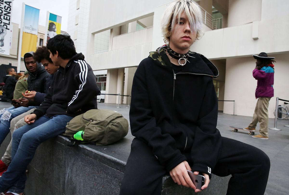 Un adolescente Rojuu, en el momento de la foto con 15 años aún, en la plaza del Macba en marzo del 2019.