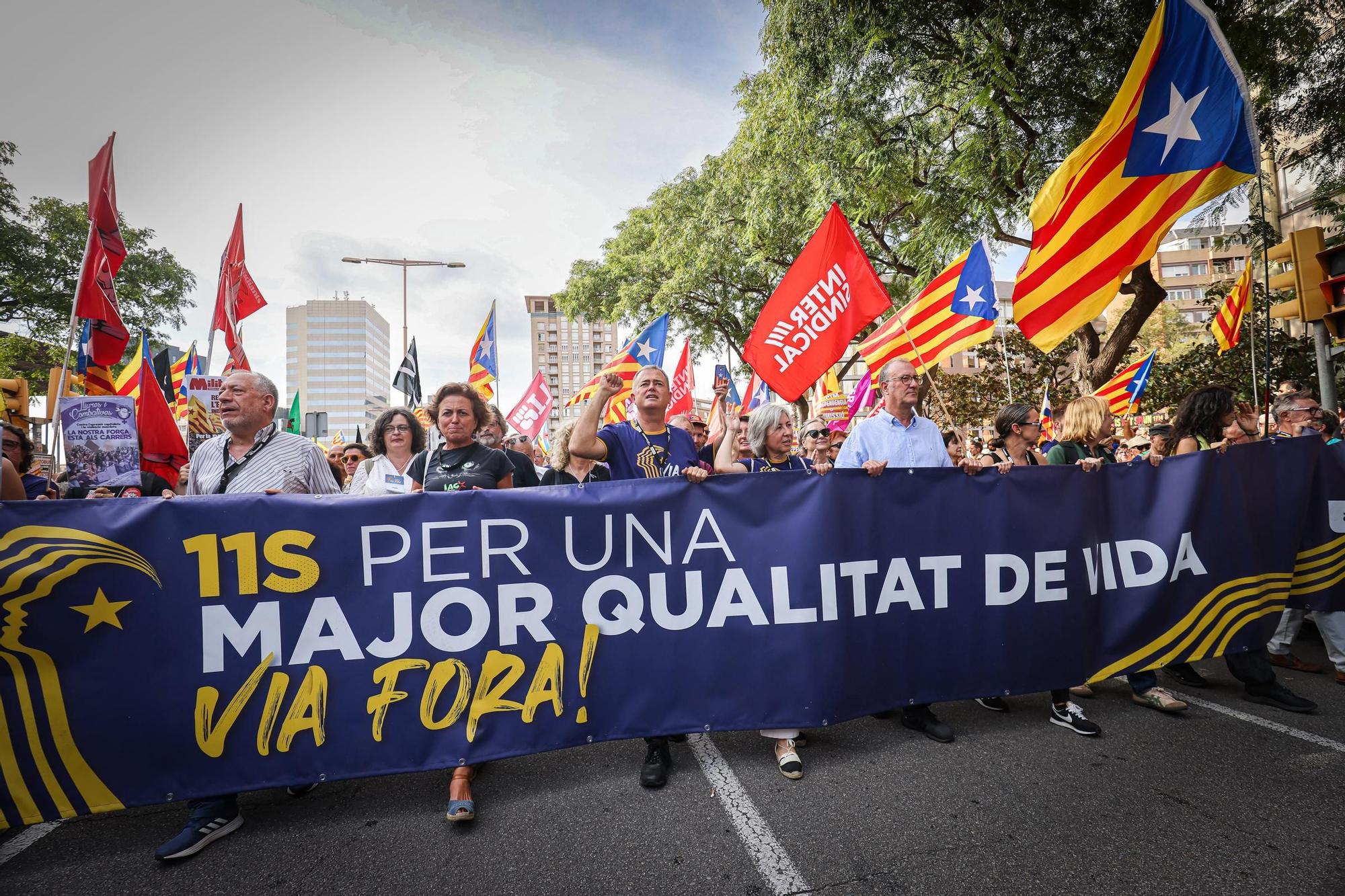 Arrenca la manifestació convocada per l'ANC per la Diada a Barcelona amb el lema 'Via Fora'