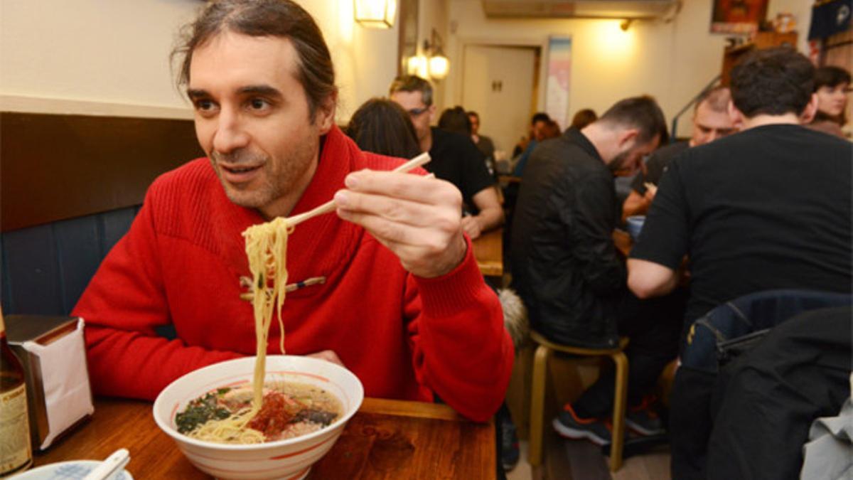 Antonio Lobo, con los pertinentes tallarines japoneses entre los palillos, en el restaurante Ramen de Barcelona