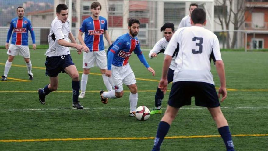 Xaco, delantero de la UD Ourense, controla un balón en el campo de Eiroás ante la defensa del Santa Teresita. // Jesús Regal