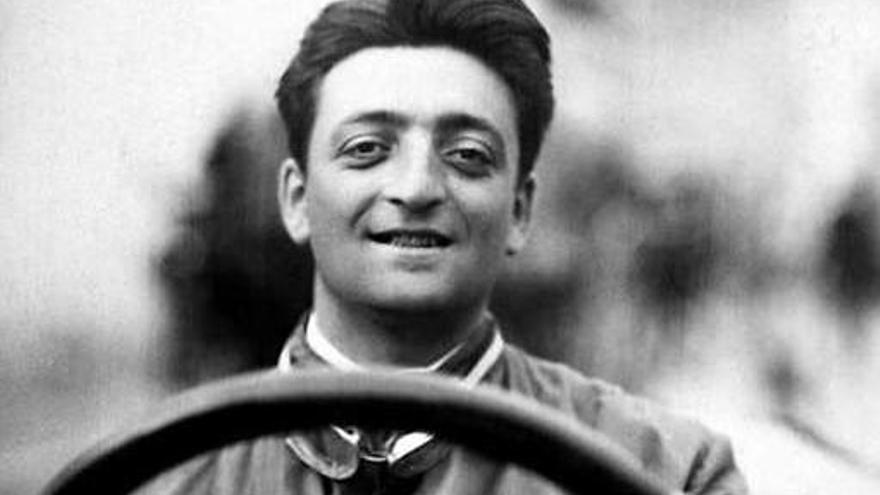 Fotografía de Enzo Ferrari en su juventud.