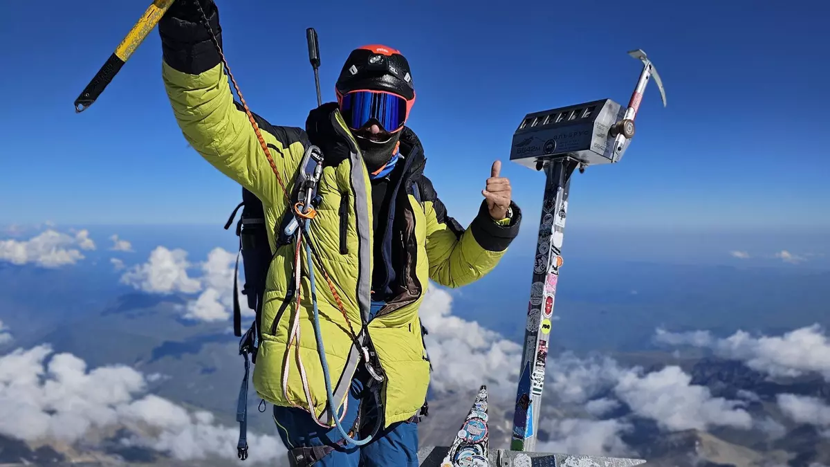 Un notari de Lloret fa el cim més alt d'Europa abans d'anar a conquerir l'Everest