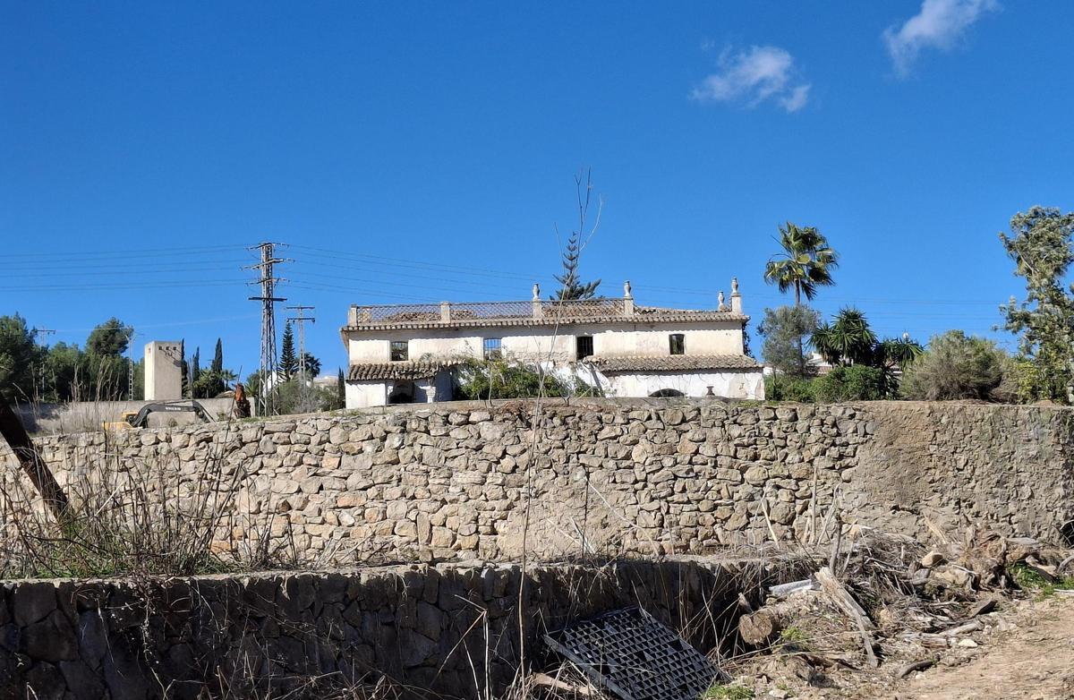 A pesar de la ruina, se adivina la armoniosa arquitectura de esta casa del siglo XIX