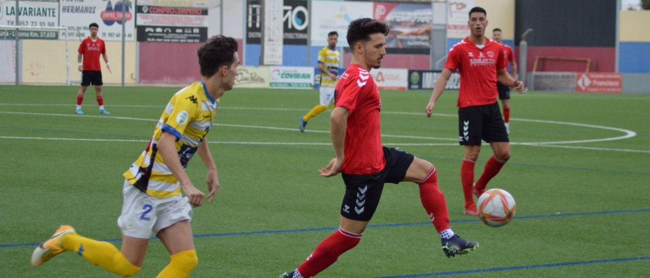 Lance del encuentro entre el Salerm Puente Genil y el Coria CF.